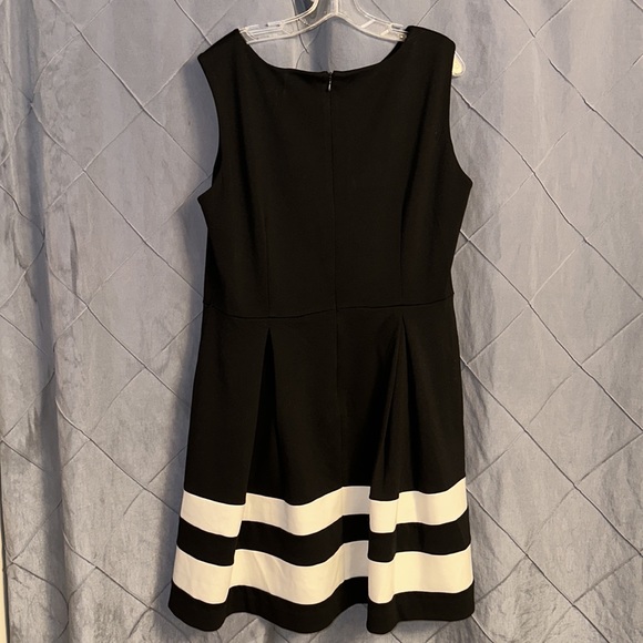 Calvin Klein black and white pleated cupcake style dress. Size 16. - Picture 4 of 4